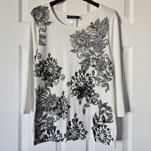 Karen Scott White & Black Small 3/4 sleeve top with applique